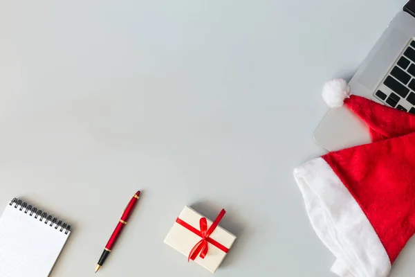 Artículos de Navidad y Negocios en Escritorio gris con Espacio para Copiar —  Fotos de Stock