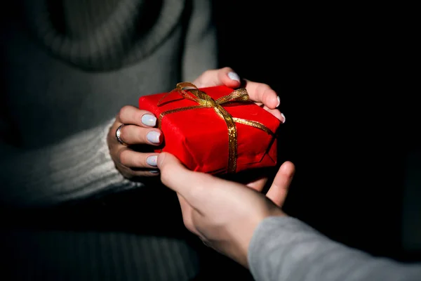 Manos masculinas y femeninas pasando regalo decorado —  Fotos de Stock