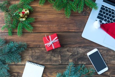 Boş not defteri ve Noel hediyesi ile ahşap tablo Üstten Görünüm