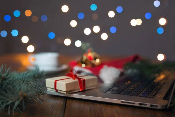 Saludos lanzan caja de regalo de Internet Ordenador y luces de Navidad — Foto de Stock