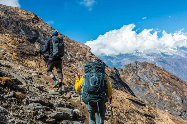 Deux randonneurs avec sacs à dos marchant sur Mountain Trail — Photo