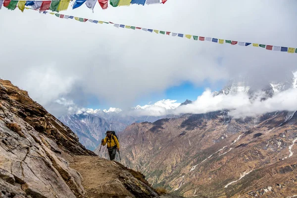 Homem se aproximando para Mountain Pass no Nepal Himalaia — Fotografia de Stock