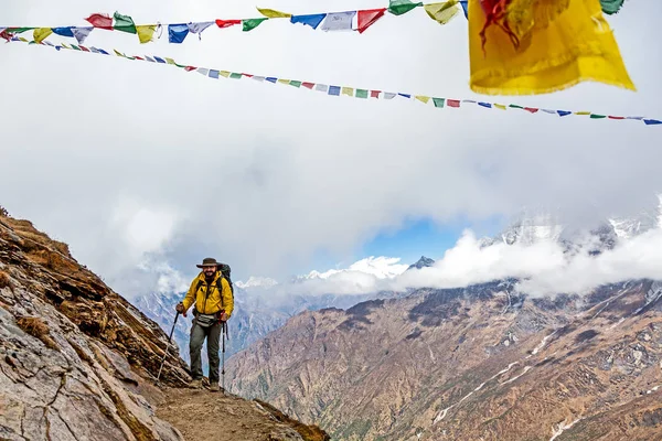 Man staying on rocky Slope in Nepal Himalaya — Stock Photo, Image