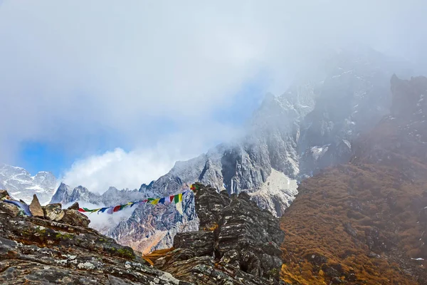 Nézd Mountain Pass, a nepáli Himalája ködös Időjárás — Stock Fotó