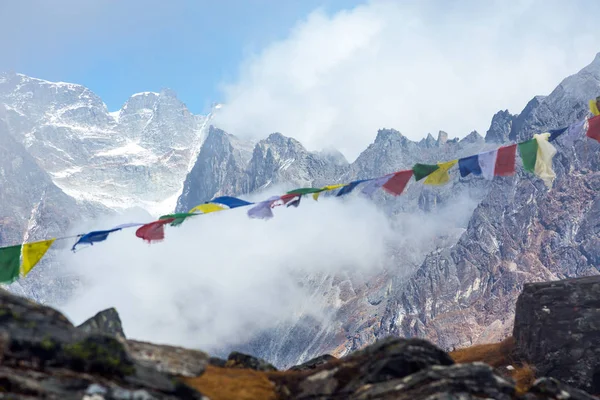 高山峰范围和经幡在尼泊尔喜马拉雅视图 — 图库照片