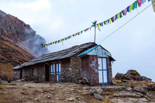 Taş bina, Himalaya Lodge dükkanı ve duş — Stok fotoğraf