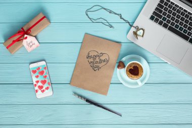 Rahat çalışma ahşap düz yatıyordu Sevgililer günü üzerinde yer