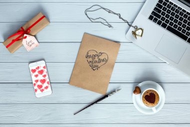 Rahat çalışma ahşap düz yatıyordu Sevgililer günü üzerinde yer