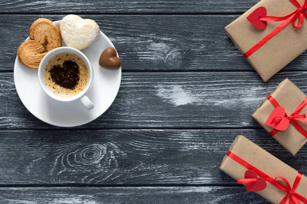 Valentines Day Concept verpakt geschenken koffie met snoepjes op hout — Stockfoto