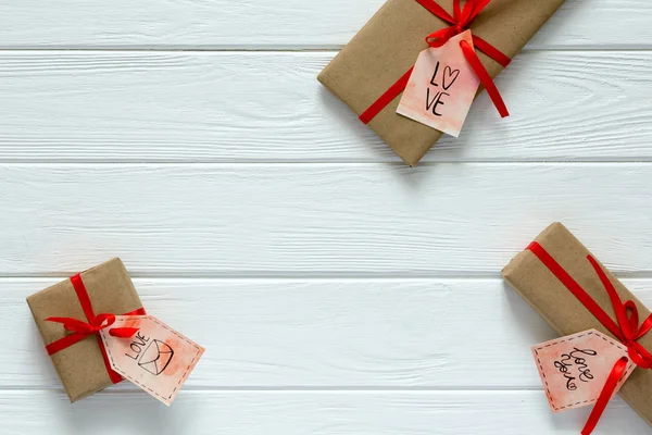 Concetto San Valentino decorato Confezioni regalo su legno bianco — Foto Stock