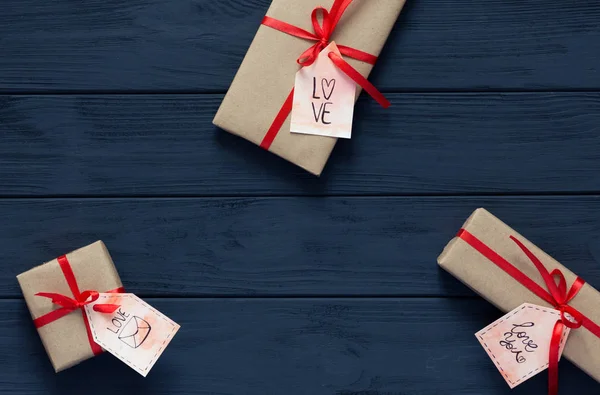 San Valentín Concepto decorado cajas de regalo en madera negra — Foto de Stock