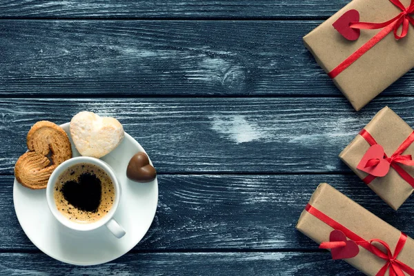 Valentinstag Konzept verpackt Geschenke Kaffee mit Bonbons auf Holz — Stockfoto