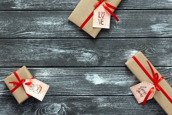 Sevgililer günü kavramı hediye kutuları gri Wood dekore edilmiştir. — Stok fotoğraf
