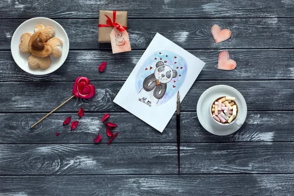 День святого Валентина Фон Открытки конфеты Свитки и Капучино на дереве — стоковое фото