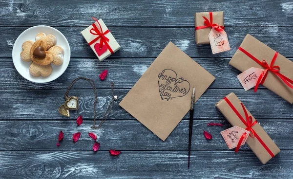 Valentines Day achtergrond briefkaart snoepjes en ingerichte giften op hout — Stockfoto