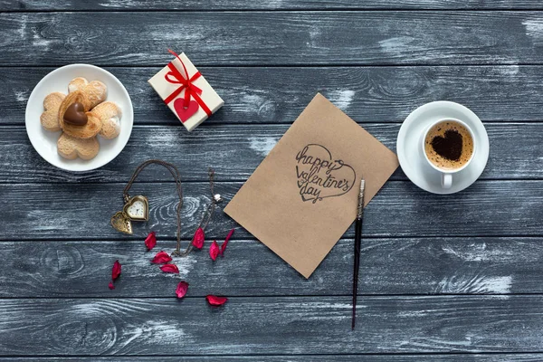 Dia dos Namorados Fundo Cartão postal Cappuccino doces e presente na madeira — Fotografia de Stock