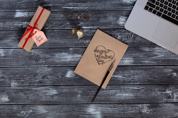 Valentin ajándék kártya érkezett vagy küldve, Internet technológiák számítógép segítségével — Stock Fotó
