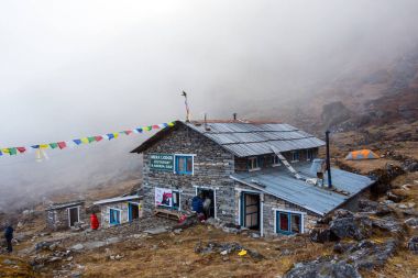 Himalaya dağlarında dağ kulübesi