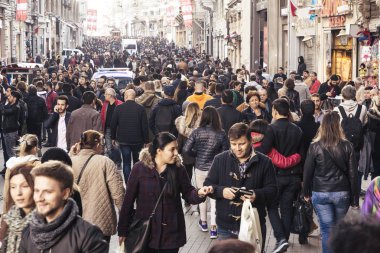 Istiklal Caddesi'nde yürüyen insanlar