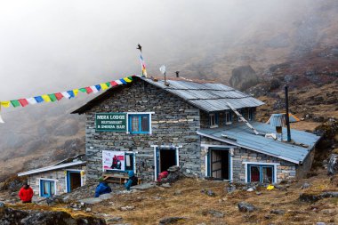 Himalaya dağlarında dağ kulübesi