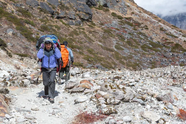 Ung nepalesiska transporterar bagage — Stockfoto