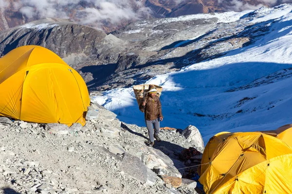 Nepal taşıma hasır sepet — Stok fotoğraf