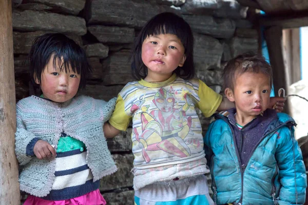 Nepalese kinderen in Himalaya dorp — Stockfoto