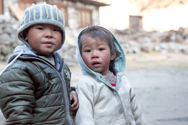 Nepalese kinderen in Himalaya dorp — Stockfoto