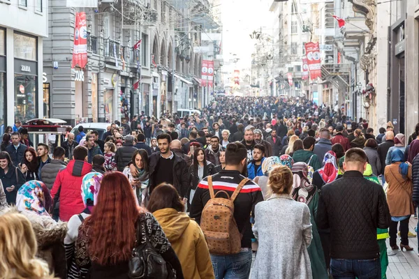 Ανθρώπους που περπατούν στο Οδός Ιστικλάλ — Φωτογραφία Αρχείου