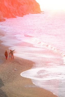 Aile sahilde yürüyor. 