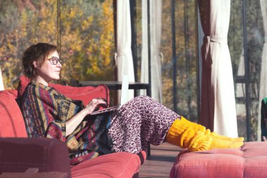 Bayan panço bilgisayarda çalışarak