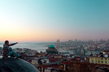 Binada oturan erkek Traveler 