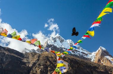 Nepal dua bayrakları dağlarda