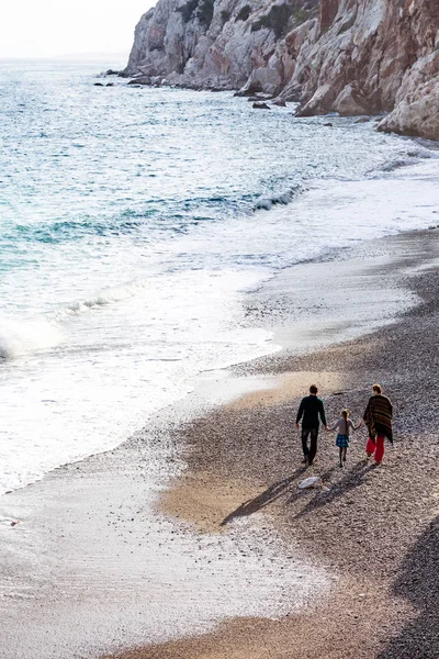 Family walking on Beach — Stock Photo, Image