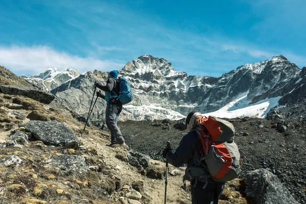 Equipe de alpinistas caminhando no caminho pedregoso — Fotografia de Stock