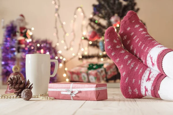 Frauenfüße in roten Socken — Stockfoto