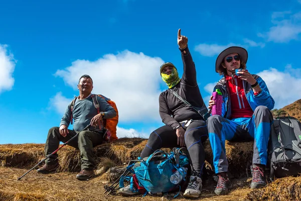 Viajeros descansando en el sendero de la montaña —  Fotos de Stock