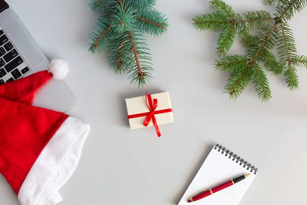 Itens de Natal e Negócios na Mesa — Fotografia de Stock