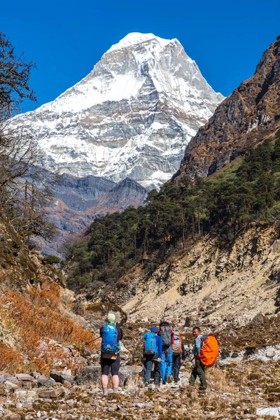 Wandelaars verblijft op rots — Stockfoto