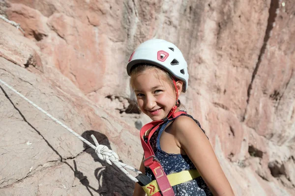 Dívka, školení, skalní lezení — Stock fotografie