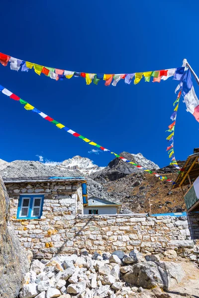 Köy Budist dua ile bayraklar — Stok fotoğraf