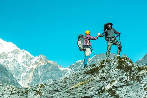 Randonneurs restant sur le rocher élevé — Photo