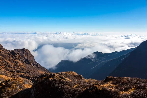 Bergtal und Wolkenschicht — Stockfoto