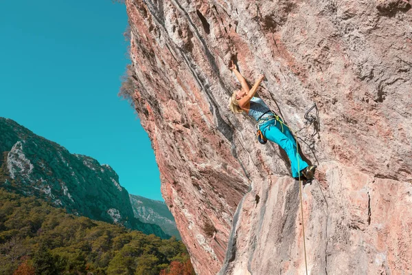 Mujer escaladora colgando en roca — Foto de Stock