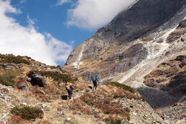 组的徒步旅行者在山顶上行走 — 图库照片