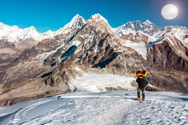 Mountain Climber carrying heavy Backpack — Stock Photo, Image