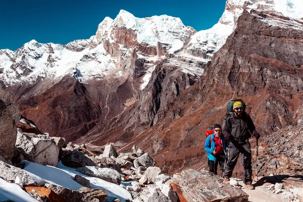 Wandelaars lopen op het terrein van de berg — Stockfoto