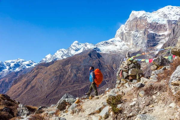Guide népalais séjournant sur la pente — Photo