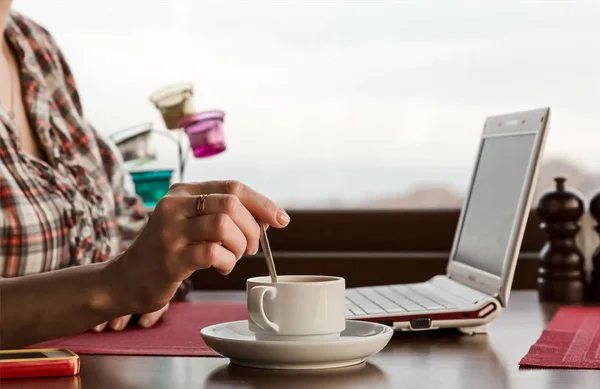 Kvinna under omrörning kaffe — Stockfoto