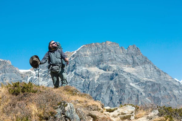 Bärtiger Wanderer bleibt auf Bergen — Stockfoto